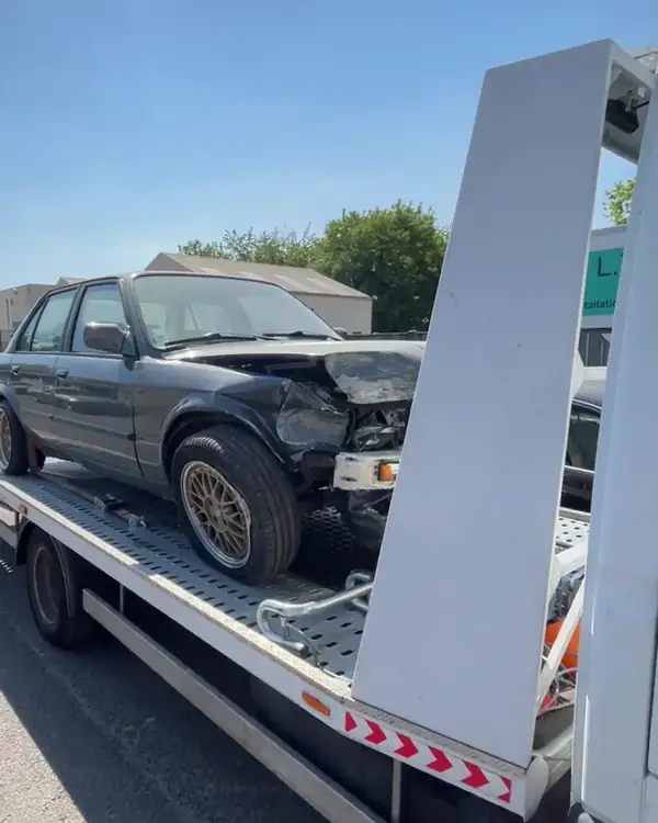 Berline accidentée sur le plateau