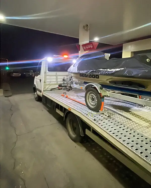 Jet-ski sur sa remorque, chargé de nuit