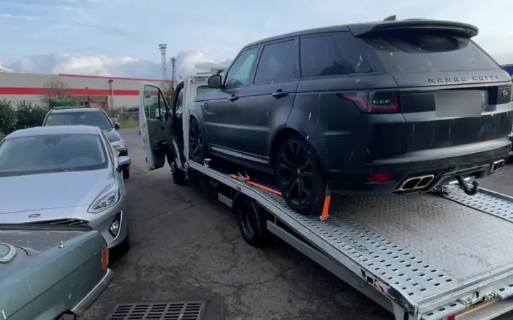 SUV sanglé sur le plateau de la dépanneuse B2A