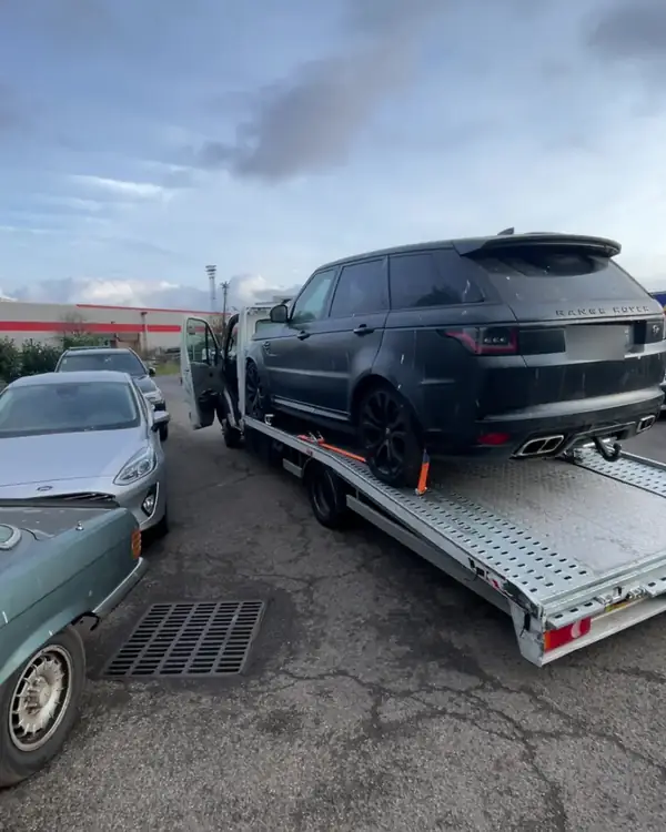 SUV noir sanglé sur le plateau