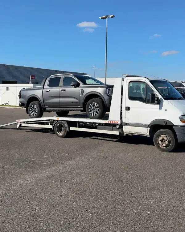 Pick-up chargé sur le plateau de la dépanneuse