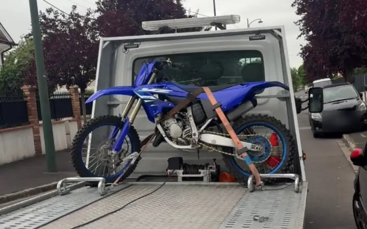 Moto cross sanglée sur le plateau de la dépanneuse B2A